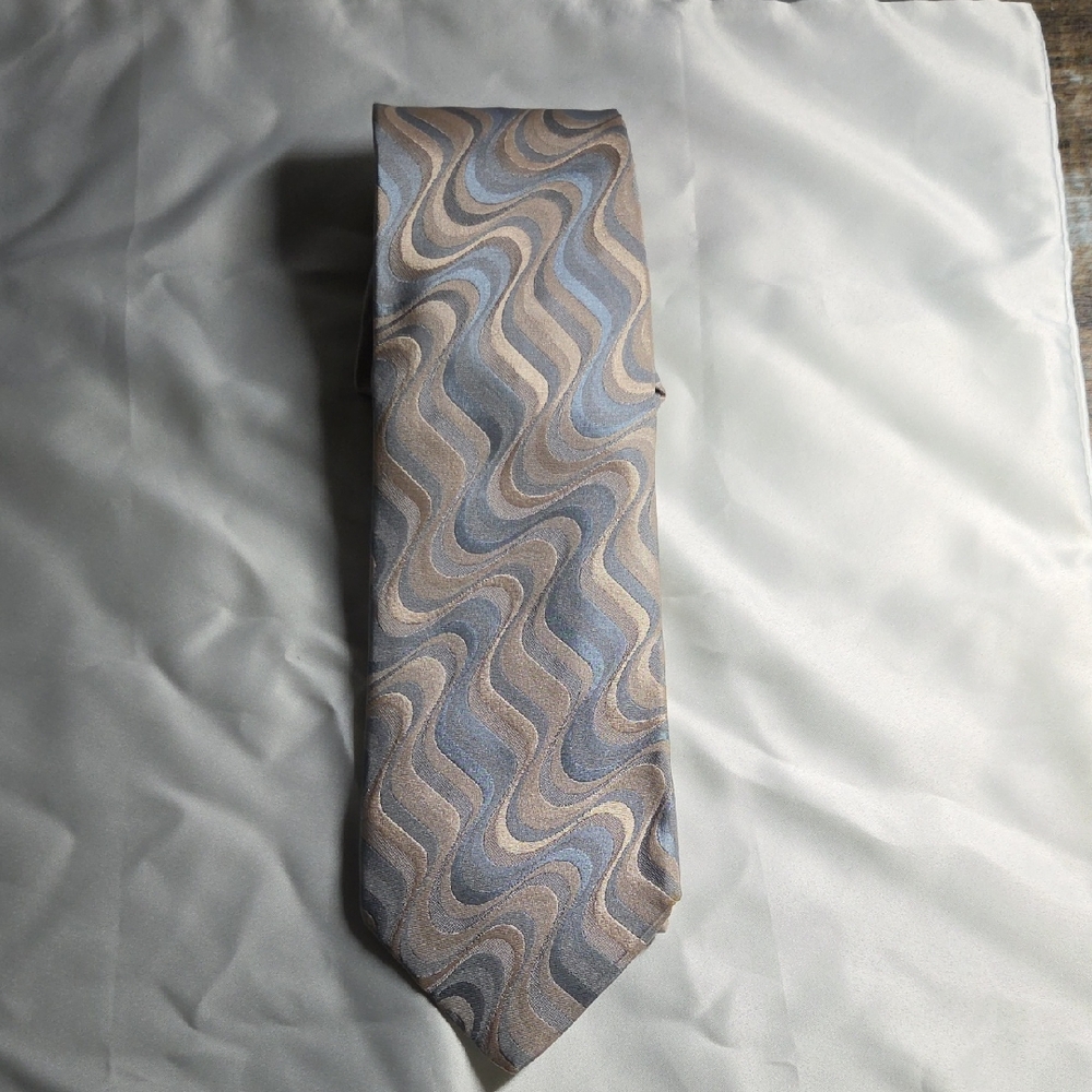 Gucci Tan and Gray Swirl Design Tie